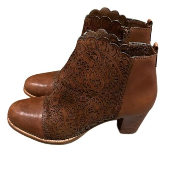 Brighton Glory Brown Leather Ankle Boots Womens Size 8M Boho Laser Cut Floral - Picture 1 of 10